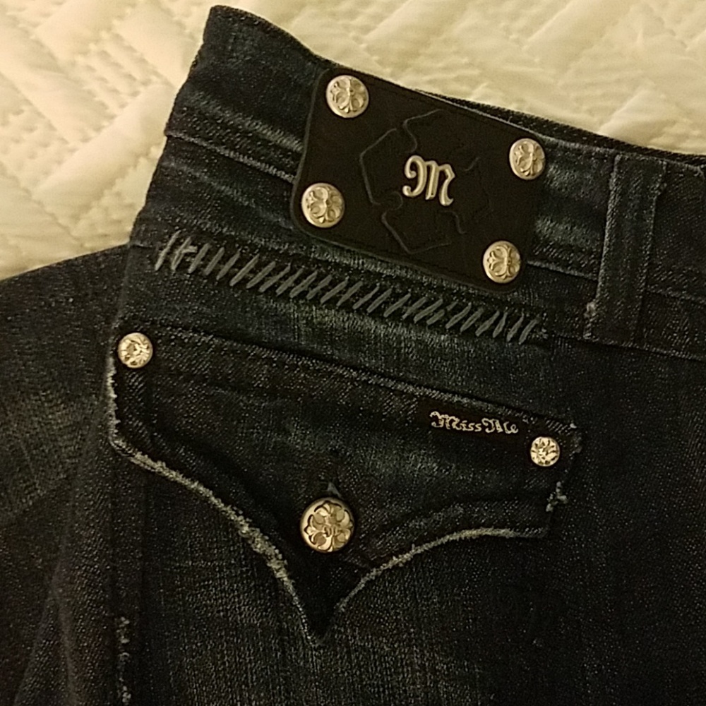 NWOT Miss Me straight leg jeans w/nice detailing